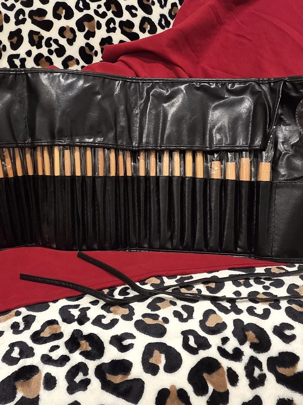 NEW 32-Piece Makeup Brush Set with Roll-Up Case